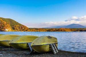 Boote und mt. Fuji in Japan im Herbst foto