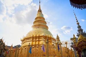 Wat Phra, dass Hariphunchai Tempel bewölkten blauen Himmel foto