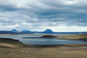 Berg Landschaft mit Körper von Wasser Island foto