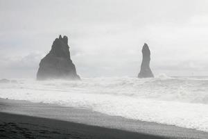 Island Ozean Aussicht von schwarz Sand Strand foto