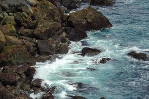 Strom Schlagen Againts Felsen Island foto