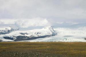 Island Berge bedeckt im Schnee foto