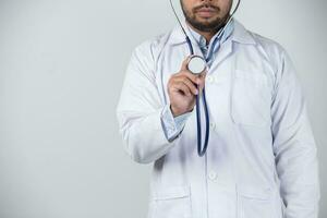 männlich Arzt ist halten Stethoskop in das Kamera foto