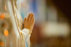 das Denkmal von unser Dame von lourdes beten Hände mit Vertrauen im Religion und Glauben im Gott. foto
