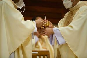 Gebet Person Hand zu Gott beim Kirche. foto