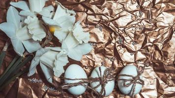 Weiß Ostern Eier mit Blumen auf golden Hintergrund, schließen oben foto