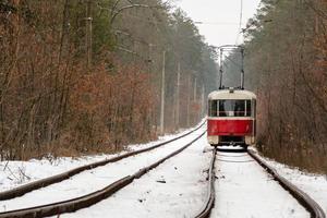 rauschende Straßenbahn durch den Winterwald foto