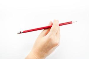 Frauenhand mit rotem Bleistift auf weißem Hintergrund foto