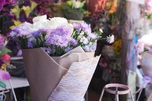 Strauß von Rosen Blumen und Gänseblümchen Blumen, romantisch Weiß Rose auf das Tag von Freude foto