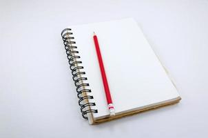 Notizbuch und rot Bleistift auf Weiß Hintergrund foto