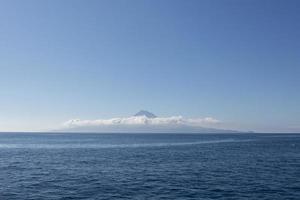 Pico Insel Azoren Vulkan Antenne Drohne Aussicht von das Ozean foto