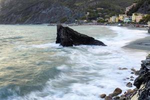 monterosso cinque terre malerischer dorfstrand foto