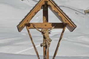 Holz geschnitzt Christus im Schnee Hintergrund foto