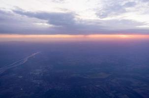 Antenne Aussicht Sonnenuntergang Wolken Über Europa foto