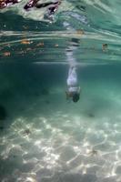 Weiß gekleidet Mädchen während Schwimmen unter Wasser foto