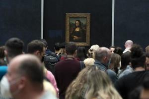 Paris, Frankreich - - November 18 2021 - - mona lisa Zimmer ist überfüllt von Menschen foto