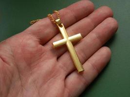 religiös Metall Symbol Medaillon im Hand foto