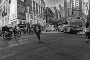 New York, Usa - 25. Mai 2018 - Broadway zum Times Square voller Menschen foto