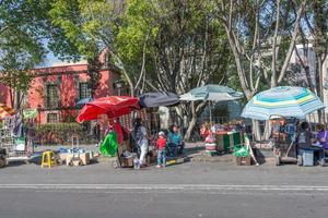 Mexiko Stadt, Mexiko - - Februar, 9 2015 - - Menschen Kauf im Straße Geschäfte foto