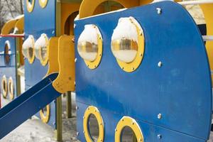 Spielplatz im Winter ohne Kinder. abspielen Bereich im Hof im Schnee. Blau Blau Färbung Design zum Baby spielen. foto