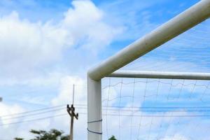 Fußball Tore und Fußball Felder im das Landschaft mit schön Blau Himmel auf ein sonnig und heiß Nachmittag und leer. foto