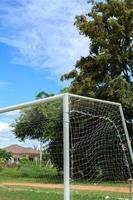 Fußball Tore und Fußball Felder im das Landschaft mit schön Blau Himmel auf ein sonnig und heiß Nachmittag und leer. foto