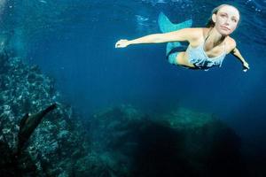 blond schön Meerjungfrau und Meer Löwe foto