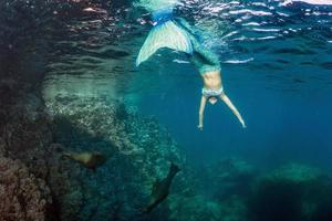 blonde schöne meerjungfrau taucher unter wasser foto