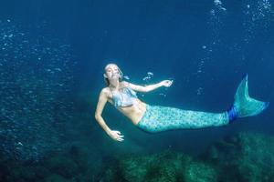 blonde schöne meerjungfrau taucher unter wasser foto