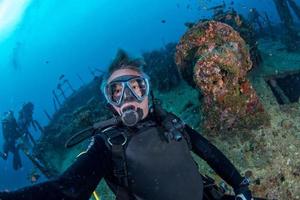 Scuba Diver lächelndes Unterwasser-Selfie-Portrait im Ozean foto