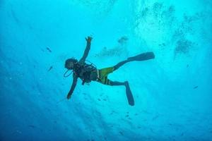 Scuba Diver lächelndes Unterwasser-Selfie-Portrait im Ozean foto