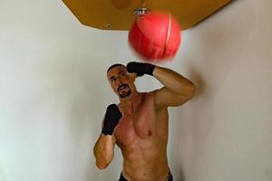 männlicher boxer europäisch beim training foto