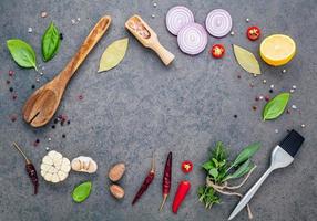 Steakkonzept mit dunklem Steinhintergrund foto