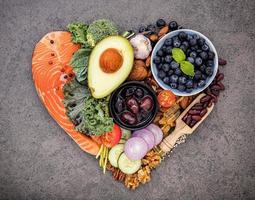 gesunde Lebensmittel in Herzform auf Schiefer foto