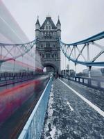 verschwommener Doppeldecker-Tourbus auf der Tower Bridge foto