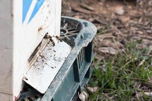 Bienen fliegen in einen Bienenstock foto