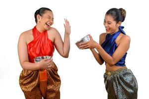 Porträt zwei Frauen beim Songkran-Festival mit Wasserschüssel foto