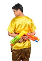 Porträt junger Mann mit Wasserpistole beim Songkran-Festival foto