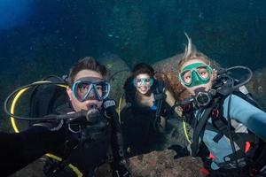 Taucher Herstellung ein Selfie auf Korallen Riff Hintergrund foto