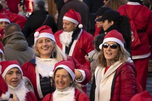 genua, italien - 22. dezember 2019 - traditioneller santa claus walk foto