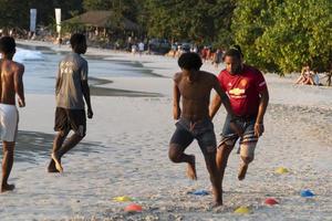 mahe, seychellen - 13. august 2019 - lokales fußballmannschaftstraining am strand foto