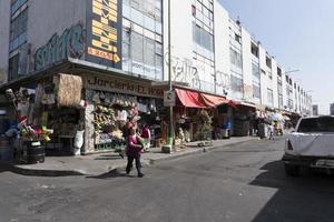 Mexiko-Stadt, Mexiko - 5. November 2017 - Menschen auf dem Straßenmarkt der Stadt foto