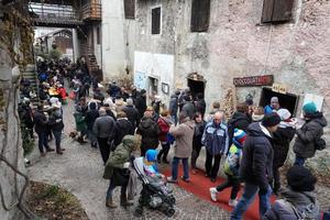 Rango, Italien - 8. Dezember 2017 - Menschen auf dem traditionellen Weihnachtsmarkt foto