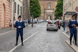 Vatikanstadt, Italien - 8. Juni 2018 Mitglied der Päpstlichen Schweizergarde, Vatikan. Rom foto