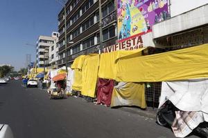 Mexiko-Stadt, Mexiko - 5. November 2017 - Menschen auf dem Straßenmarkt der Stadt foto