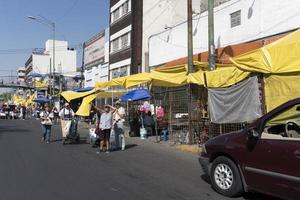 Mexiko-Stadt, Mexiko - 5. November 2017 - Menschen auf dem Straßenmarkt der Stadt foto