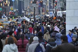 Neu York, USA - - Dezember 11, 2011 - - Stadt Straßen sind überfüllt von Menschen zum Weihnachten foto