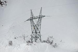 elektrisch Leistung Linien Verbinder im das Schnee foto