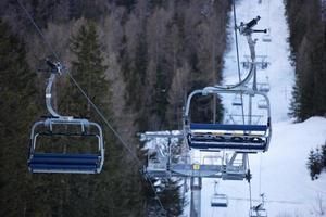 Sessellift für Skifahrer im Winterschnee foto