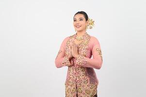 jung schön Frau kleiden lokal Kultur im Süd- Thailand Respekt Haltung foto